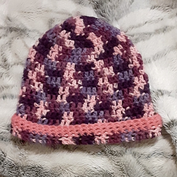 A crocheted hat and scarf set - Picture 3 of 7
